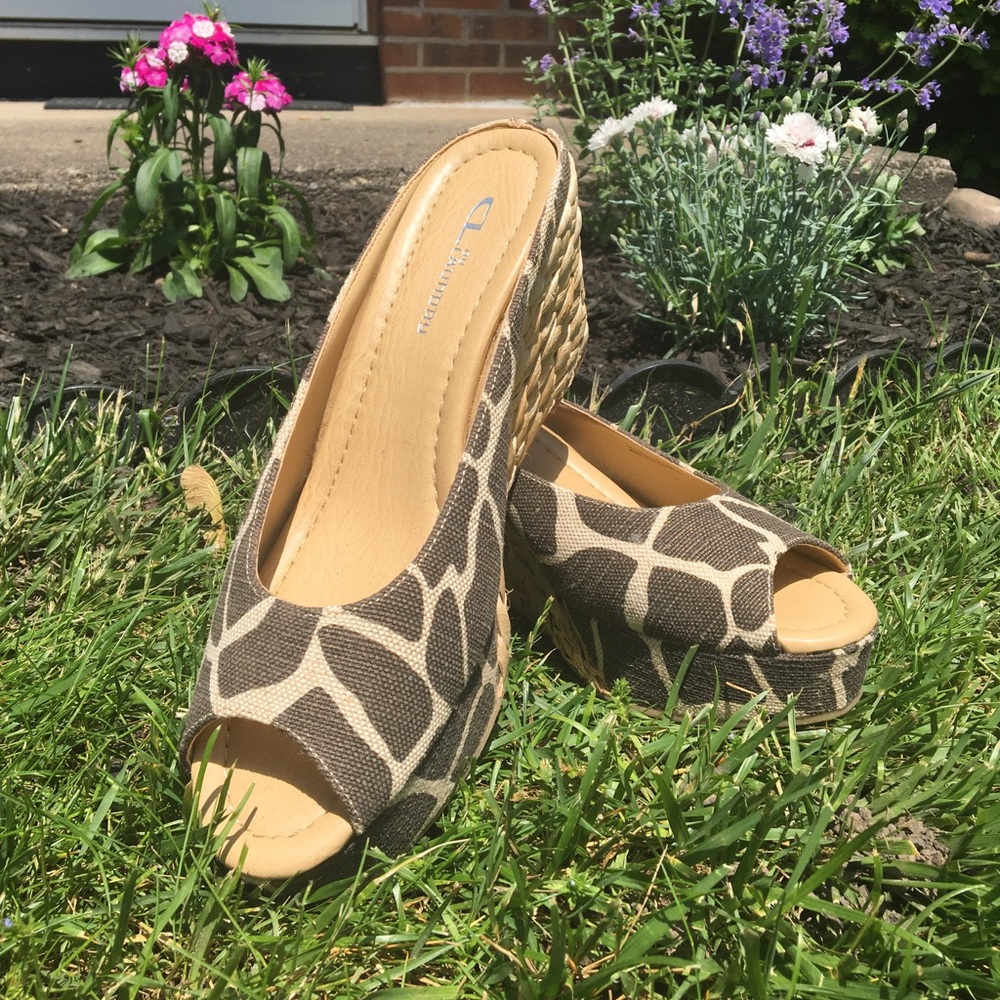 ⬇️CL by Laundry Giraffe Print Platform Wedge Shoes